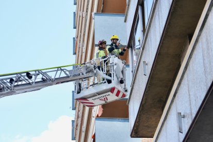 Los Bomberos intervienen en la caída de un trozo de fachada en Isabel la Católica