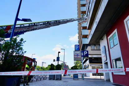 Los Bomberos intervienen en la caída de un trozo de fachada en Isabel la Católica