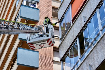 Los Bomberos intervienen en la caída de un trozo de fachada en Isabel la Católica