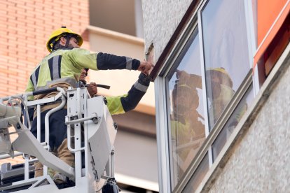 Los Bomberos intervienen en la caída de un trozo de fachada en Isabel la Católica