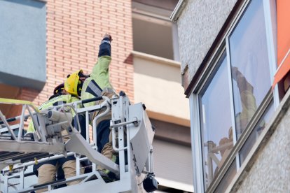 Los Bomberos intervienen en la caída de un trozo de fachada en Isabel la Católica