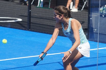 La vallisoletana Beatriz Caldera en su partido de octavos de final junto a Carmen Goenaga.