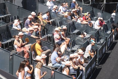 Público en la Plaza Mayor durante el partido de la vallisoletana Beatriz Caldera y Carmen Goenaga.