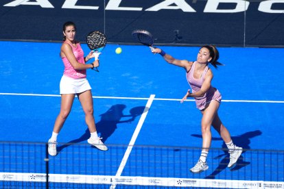 Bea Caldera junto a su compañera Carmen Goenaga en cuartos de final del Valladolid Premier Padel P2.