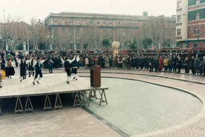 Inauguración de la escultura 'Generosidad' de Andrés Coello en la plaza San Juan Bautista de la Salle en el año 1998