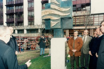 Inauguración de la escultura 'Generosidad' de Andrés Coello en la plaza San Juan Bautista de la Salle en el año 1998