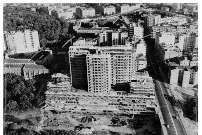 Vista aérea de la zona en una época antigua. A la izquierda el colegio de Lourdes. A la derecha el puente de García Morato