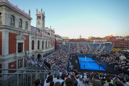 Público en la Plaza Mayor para ver a Coello y Tapia en cuartos del Valladolid Premier Pádel.