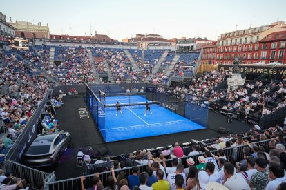 Público en la Plaza Mayor para ver a Coello y Tapia en cuartos del Valladolid Premier Pádel.