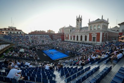 Público en la Plaza Mayor para ver a Coello y Tapia en cuartos del Valladolid Premier Pádel.