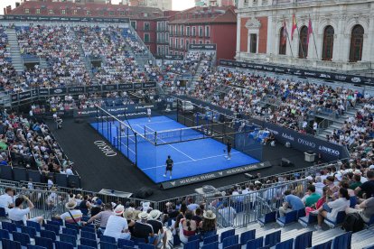 Público en la Plaza Mayor para ver a Coello y Tapia en cuartos del Valladolid Premier Pádel.