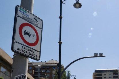 Señalización y cámaras de la Zona de Bajas Emisiones de la capital vallisoletana.