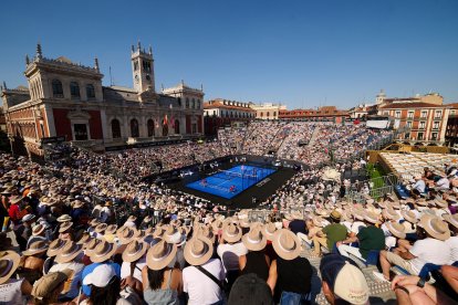 Pista de la Plaza Mayor de Valladolid llena para las semifinales masculinas del Valladolid Premier Pádel.