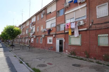 Bloque de la calle Pavo Real que se va a rehabilitar en el 29 de Octubre.