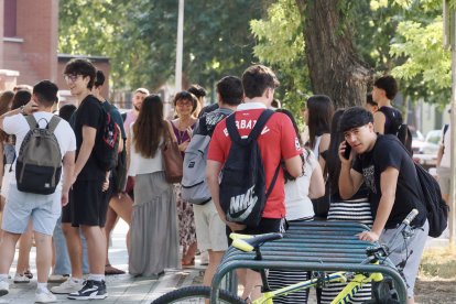 Alumnos presentándose a la segunda convocatoria de la PAU.
