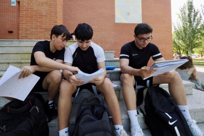 Alumnos presentándose a la segunda convocatoria de la PAU.
