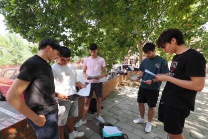 Alumnos presentándose a la segunda convocatoria de la PAU.