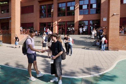Alumnos presentándose a la segunda convocatoria de la PAU.