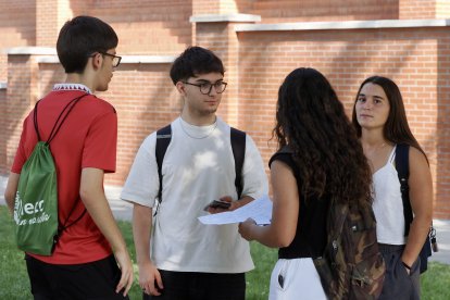 Alumnos presentándose a la segunda convocatoria de la PAU.