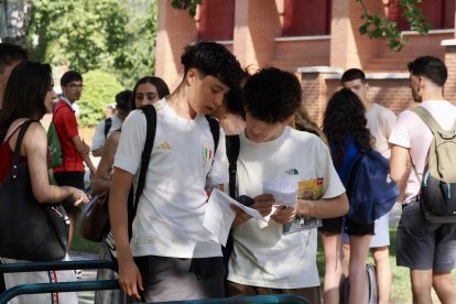 Alumnos presentándose a la segunda convocatoria de la PAU.