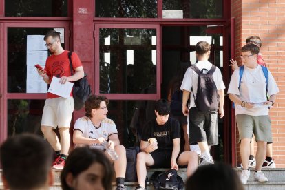 Alumnos presentándose a la segunda convocatoria de la PAU.