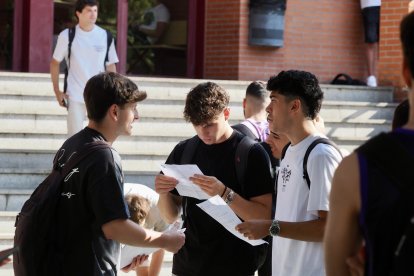 Alumnos presentándose a la segunda convocatoria de la PAU.
