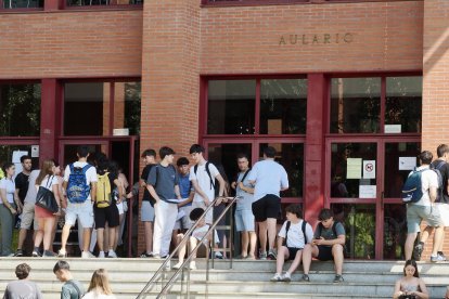 Alumnos presentándose a la segunda convocatoria de la PAU.