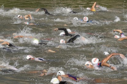 Un momento de la prueba de natación en el Triatlón Ciudad de Valladolid.