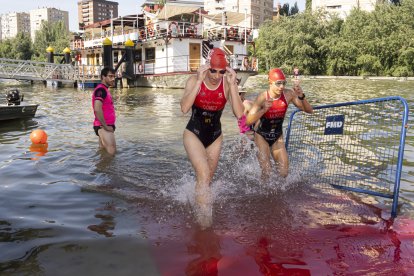 Un momento de la prueba de natación en el Triatlón Ciudad de Valladolid.