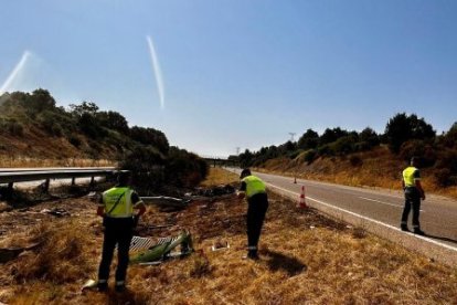 Restos del Lamborghini Huracán en el lugar del accidente en la A-52 en Zamora