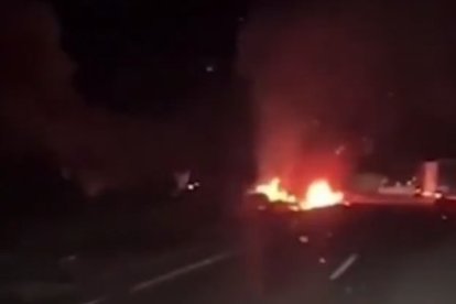 El coche de Diogo Jota en llamas tras el brutal accidente