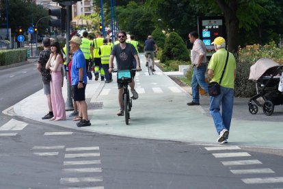 Carril bici en el cruce de Isabel La Católica con el puente de Poniente.