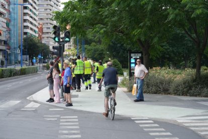 Carril bici en el cruce de Isabel La Católica con el puente de Poniente.