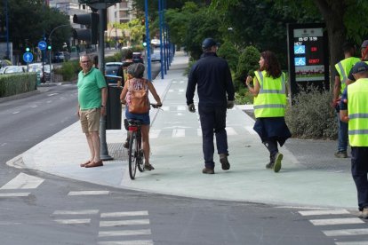 Carril bici en el cruce de Isabel La Católica con el puente de Poniente.