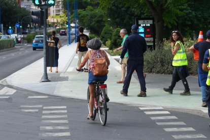 Carril bici en el cruce de Isabel La Católica con el puente de Poniente.