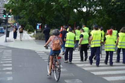 Carril bici en el cruce de Isabel La Católica con el puente de Poniente.