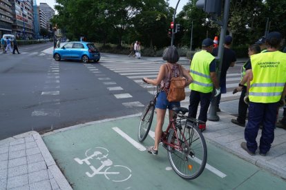 Carril bici en el cruce de Isabel La Católica con el puente de Poniente.
