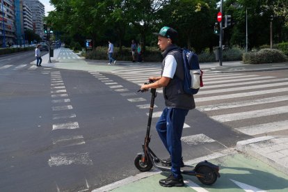 Carril bici en el cruce de Isabel La Católica con el puente de Poniente.