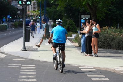 Carril bici en el cruce de Isabel La Católica con el puente de Poniente.