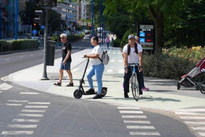 Carril bici en el cruce de Isabel La Católica con el puente de Poniente.