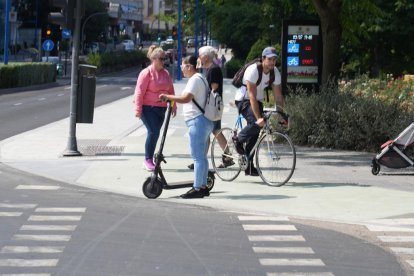 Carril bici en el cruce de Isabel La Católica con el puente de Poniente.