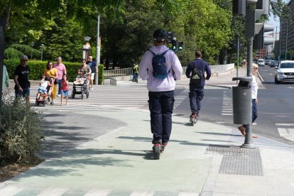 Carril bici en el cruce de Isabel La Católica con el puente de Poniente.