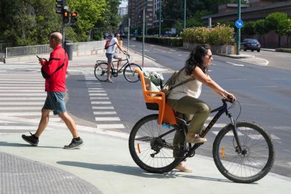 Carril bici en el cruce de Isabel La Católica con el puente de Poniente.
