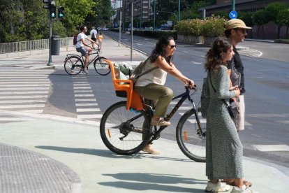Carril bici en el cruce de Isabel La Católica con el puente de Poniente.