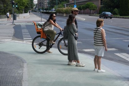 Carril bici en el cruce de Isabel La Católica con el puente de Poniente.