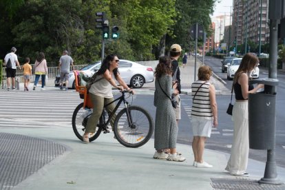 Carril bici en el cruce de Isabel La Católica con el puente de Poniente.