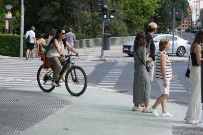 Carril bici en el cruce de Isabel La Católica con el puente de Poniente.