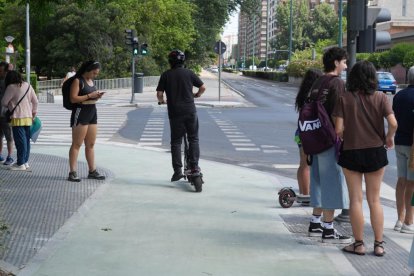 Carril bici en el cruce de Isabel La Católica con el puente de Poniente.