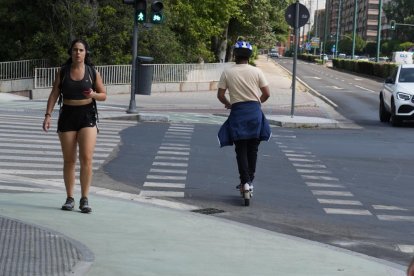 Carril bici en el cruce de Isabel La Católica con el puente de Poniente.