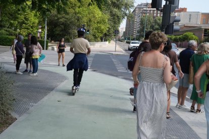 Carril bici en el cruce de Isabel La Católica con el puente de Poniente.